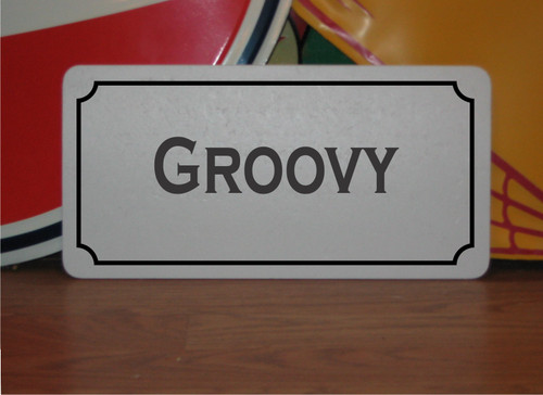 Insegna metallo groovy - in,
